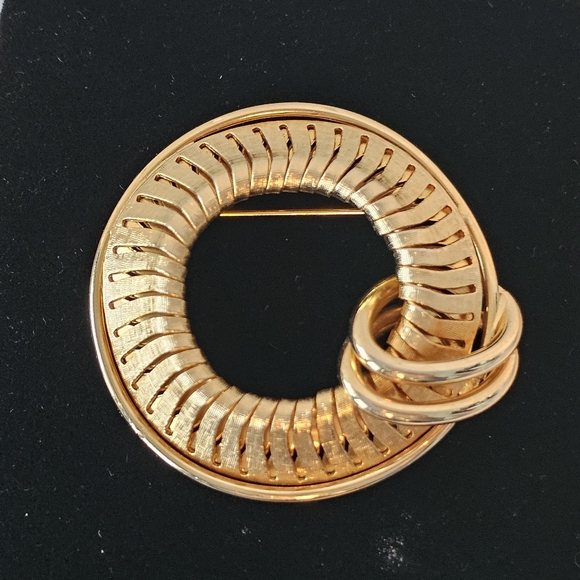 Vintage Unsigned Gold Tone Large Wreath Brooch - Picture 3 of 7